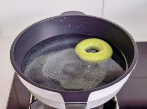 糖+水煮至冒小泡泡，放入发酵好的贝果。