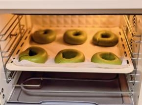 入预热好的烤箱中层。