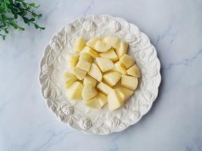 苹果去皮切小块。