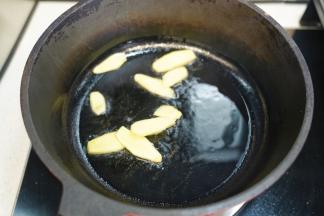 锅里热油后放入姜片煸炒出香味