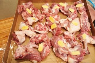 鸭腿洗净斩成大块，放入烤盘里，姜去皮切成姜片放在鸭腿上