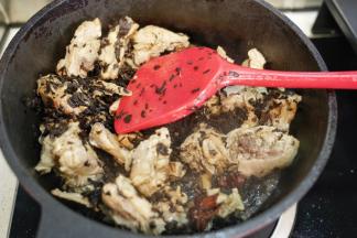 加入泡发好的梅菜干翻炒均匀