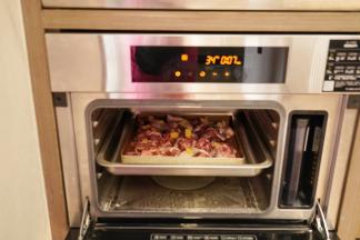 把鸭腿放入预热好的蒸箱里蒸8分钟