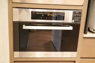 蒸箱里的水箱加入适量清水，以100摄氏度蒸肉键预热