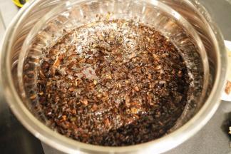 梅菜干洗净后用清水提前一晚泡发