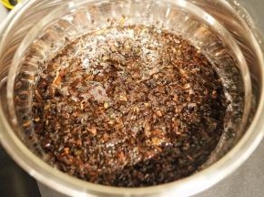 梅菜干洗净后用清水提前一晚泡发
