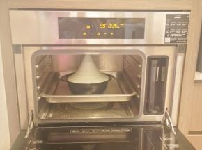 把蒸汽锅放入预热好的蒸箱下层蒸35分钟
