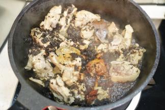 加入生抽、老抽、盐、黄冰糖和开水翻炒均匀