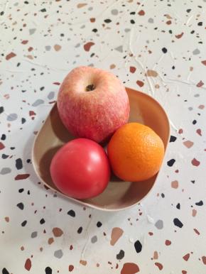 准备一个苹果，一个西红柿，一个橙子！