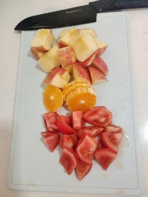苹果去核切成小块，西红柿清洗干净，切成小块，橙子去皮，切成片！