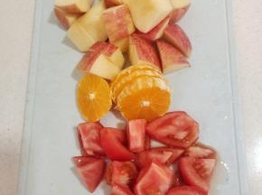 苹果去核切成小块，西红柿清洗干净，切成小块，橙子去皮，切成片！