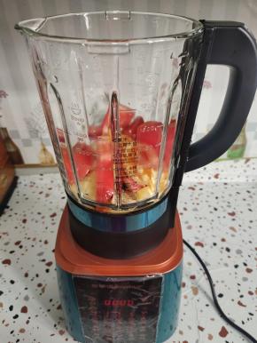 把切好的食材放进破壁机里！