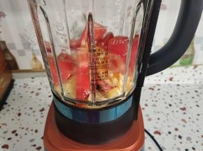 把切好的食材放进破壁机里！