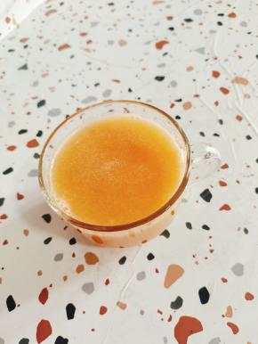 细腻无渣，酸甜可口的西红柿苹果汁儿就做好了！炎热的夏天，来上一杯，太爽了！