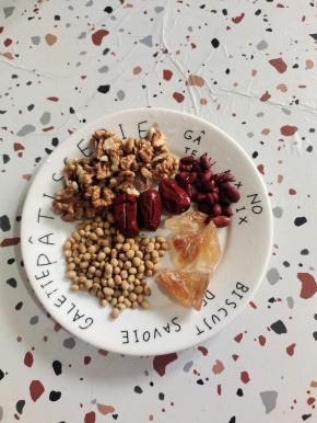 把核桃仁夹出来，黄豆，花生，红枣去核清洗干净，再准备4个老冰糖！