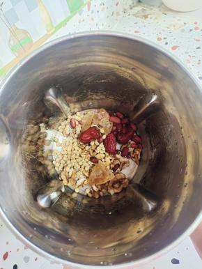 把所有的食材放进豆浆机里面！