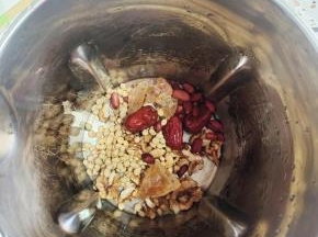 把所有的食材放进豆浆机里面！