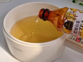 雪梨白茶倒入锅中。