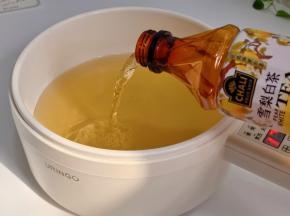 雪梨白茶倒入锅中。