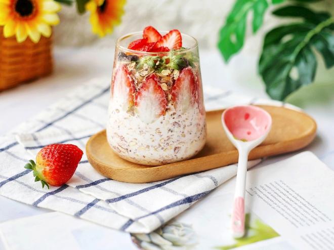 草莓可可隔夜燕麦杯