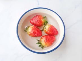 草莓盐水浸泡5分钟洗净，