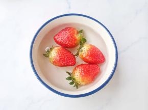 草莓盐水浸泡5分钟洗净，