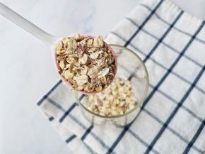 杯中加3勺燕麦片，