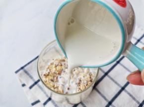 加入牛奶没过麦片搅拌搅拌，使麦片完全吸收牛奶，