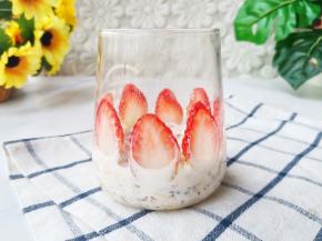 将切好的草莓片沿玻璃杯贴一圈装饰一下。