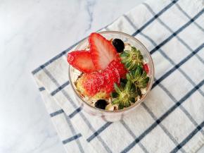 顶部放入草莓和蓝莓，