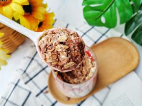 奇亚籽燕麦和可可粉被泡一晚上后，口感真的绝绝子！有点在吃冰淇淋蛋糕盒子的感觉，香甜软糯，口口绵密，早餐吃它没错了！