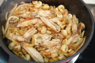 放入表面煎香的鸡中翅翻炒均匀