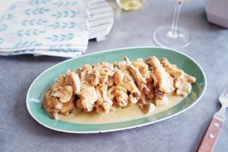 出锅后在鸡翅上撒入香草即可