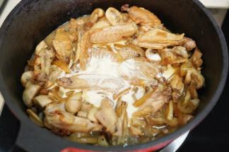 加入白葡萄酒、奶油翻拌均匀