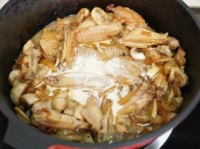 加入白葡萄酒、奶油翻拌均匀