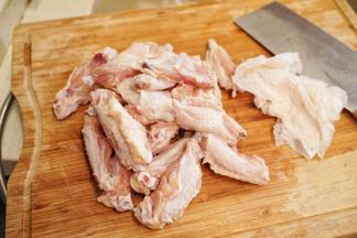 鸡中翅洗净后用厨房纸巾吸干表面水分，对半切开