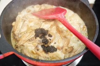 出炉后把鸡中翅倒入锅里，加入盐和黑松露酱翻拌均匀