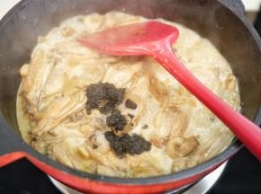 出炉后把鸡中翅倒入锅里，加入盐和黑松露酱翻拌均匀