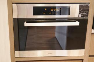 蒸箱里的水箱加入适量清水，以100摄氏度蒸肉键预热