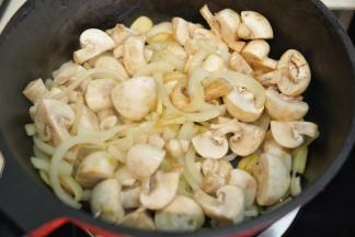 把口蘑洗净一切四，放入锅里翻炒至出香味