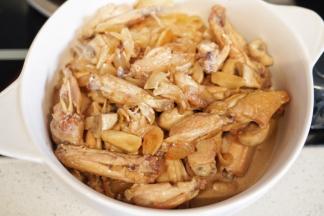 把翻拌均匀的鸡翅倒入砂锅里