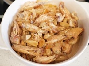 把翻拌均匀的鸡翅倒入砂锅里