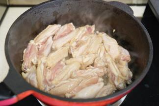 锅里热油后放入鸡中翅煎炸成金黄色捞出备用