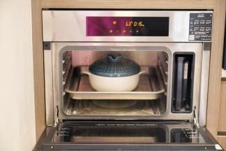 把鸡翅放入蒸箱的下层蒸15分钟