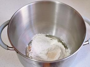 所有食材放入厨师机中。
