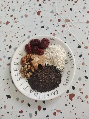 准备好所需的食材:
熟黑芝麻50克，糯米30克，核桃4个，去核红枣3颗，老冰糖4块！