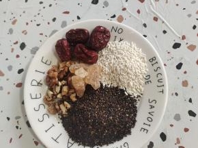 准备好所需的食材:
熟黑芝麻50克，糯米30克，核桃4个，去核红枣3颗，老冰糖4块！
