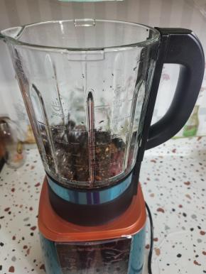 把核桃仁，红枣，糯米清洗干净和老冰糖，熟黑芝麻一起放进破壁机里！