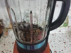 把核桃仁，红枣，糯米清洗干净和老冰糖，熟黑芝麻一起放进破壁机里！