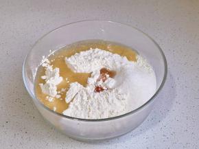 面粉+牛奶+玉米油+糖+蛋+酵母粉。